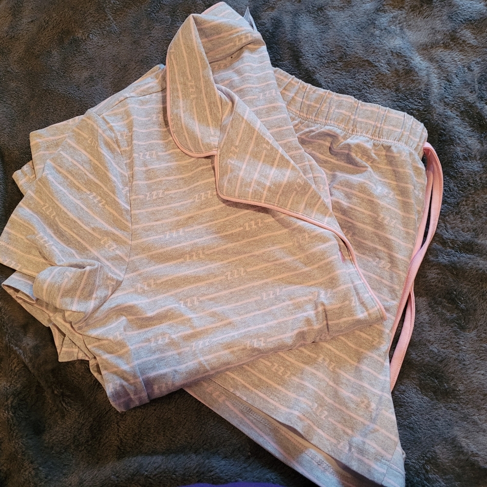 🌹 2/$15. Be Yourself sleepwear set for women. Size large.